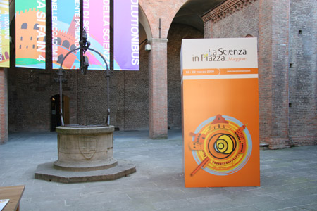 la_scienza_in_piazza_bologna_marzo_2009_006