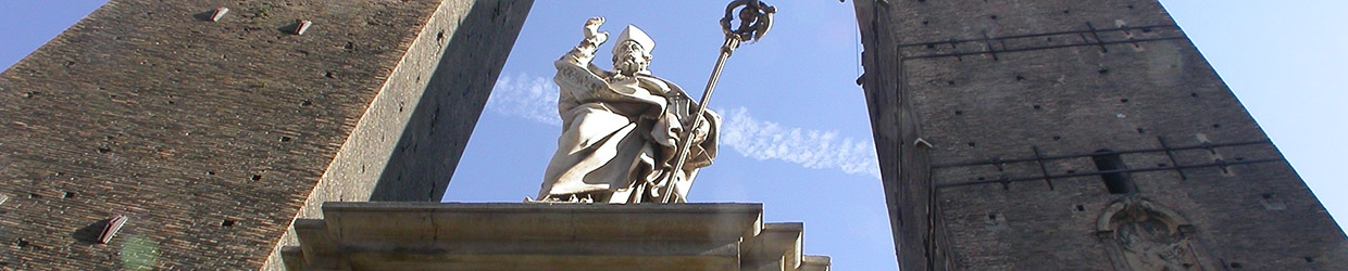 Foto della statua di San Petronio ai piedi delle due torri Garisenda e degli Asinelli