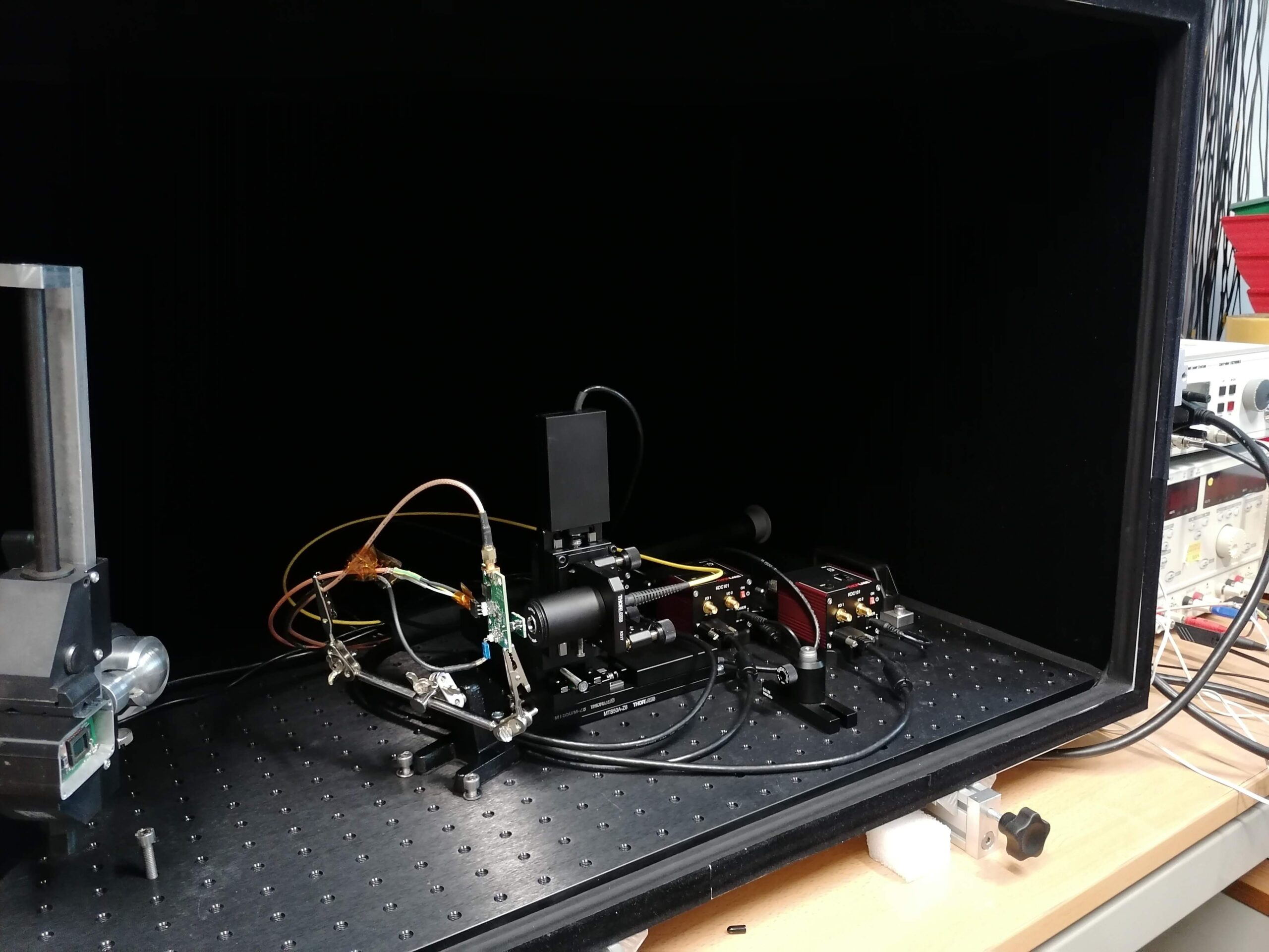Optical tables with triaxial micrometric motors