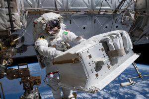 Luca Parmitano installa l'UTTPS di AMS-02 (Crediti: NASA). Luca Parmitano installa l'UTTPS di AMS-02 (Crediti: NASA).