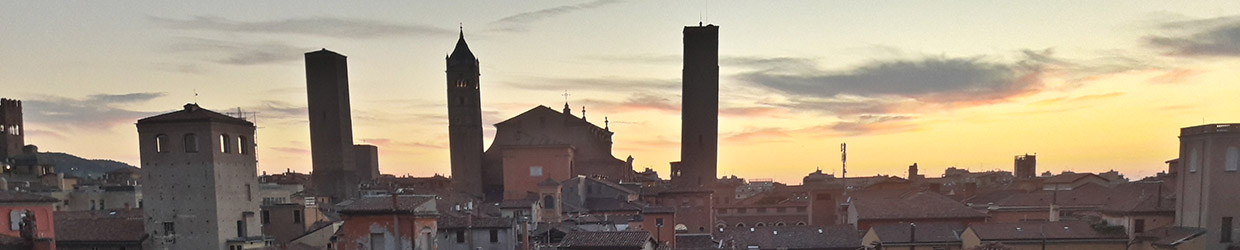 Foto panoramica del centro di Bologna, con al centro la Basilica di San Petronio