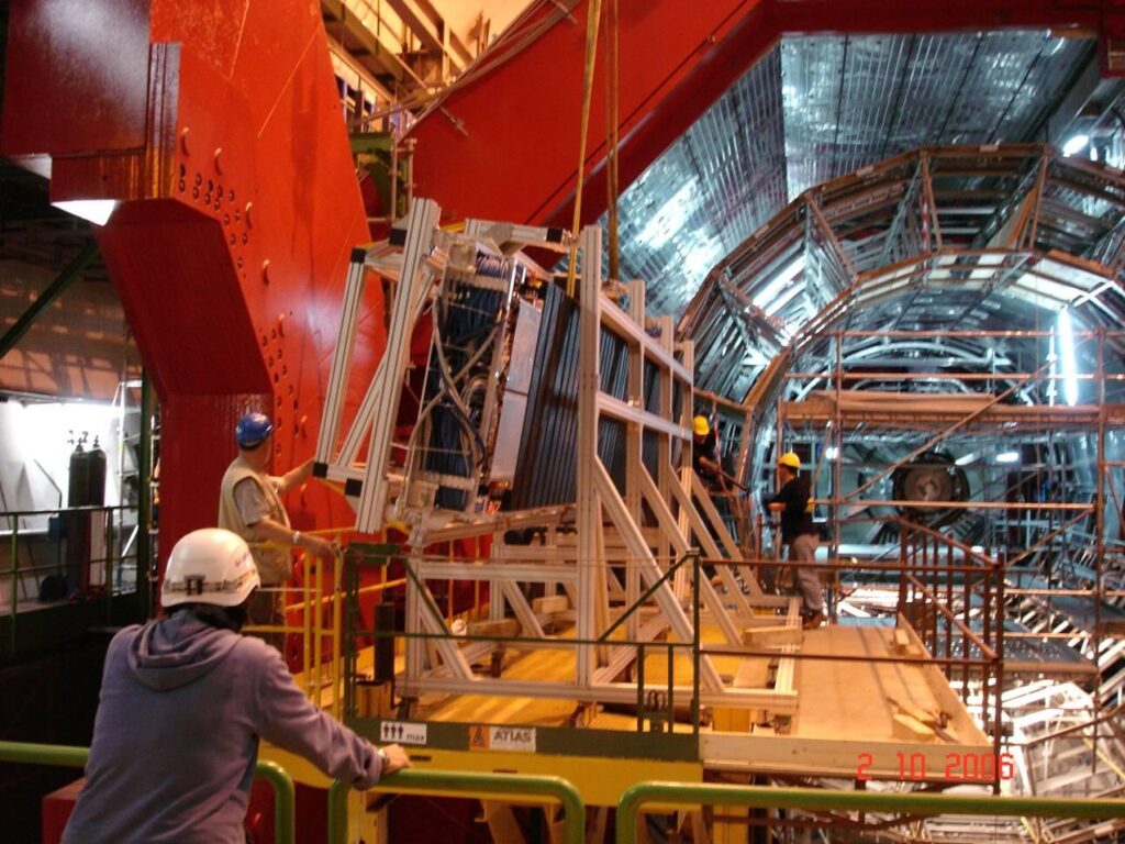 Inserimento del Super Modulo nello space frame di Alice