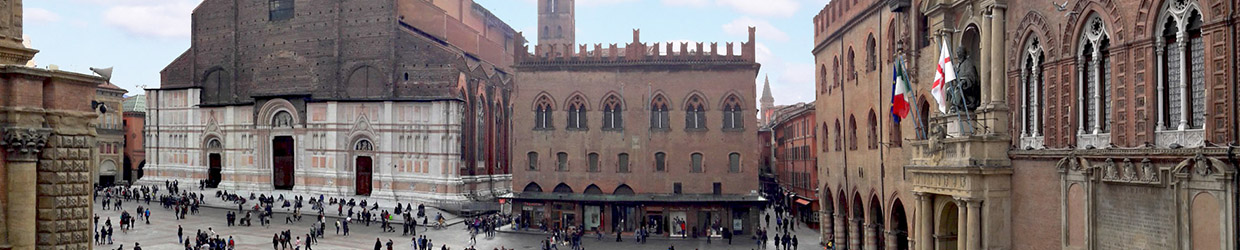 Foto di Piazza Maggiore. A Sinistra la Basilica di San Petronio, al centro il Palazzo dei Notai, a destra il Palazzo d'Accursio