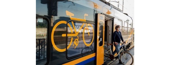 Immagine di un vagone ferroviario con l'immagine di una bicicletta
